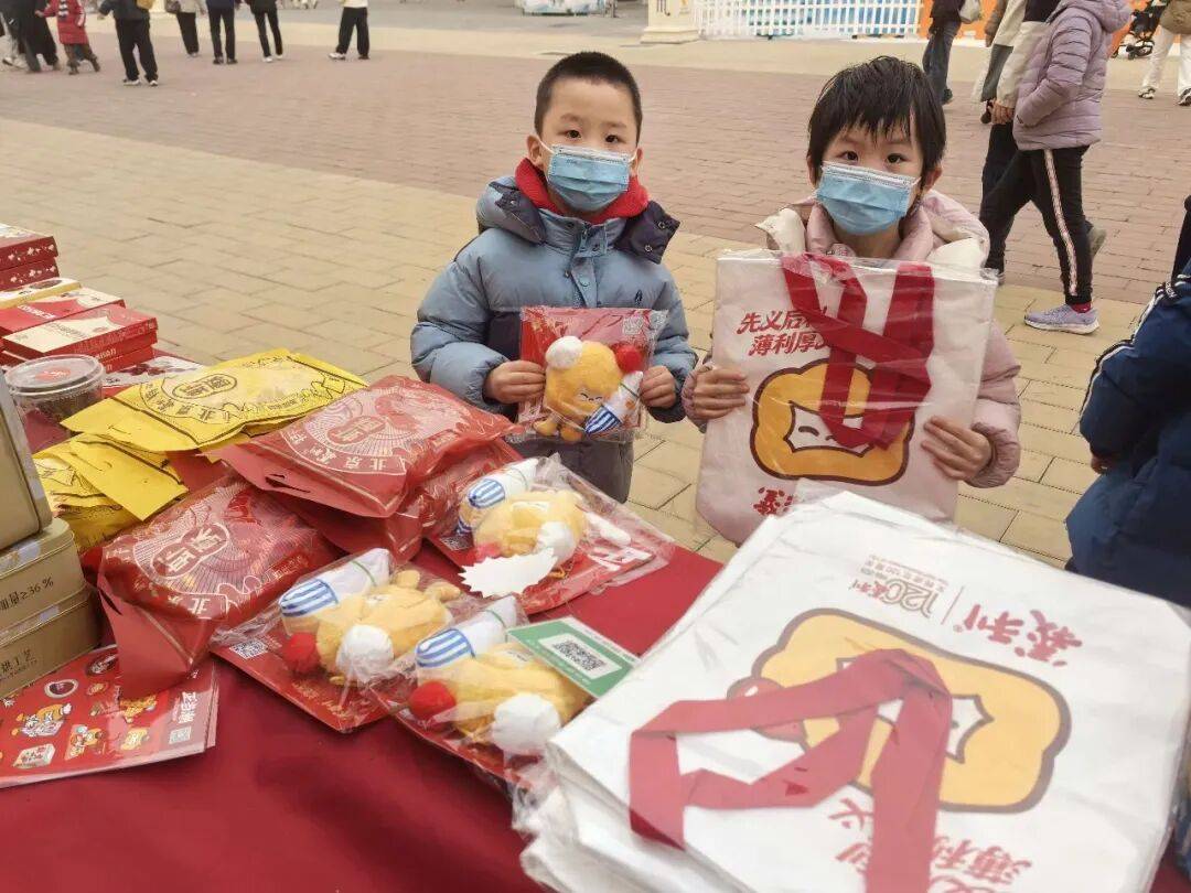 新！2026 新春庙会老味道解锁新年味尊龙AG网站一轻控股丨老字号多场景焕(图1)