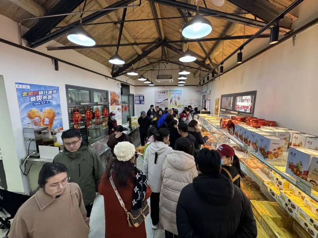 新！2026 新春庙会老味道解锁新年味尊龙AG网站一轻控股丨老字号多场景焕(图5)