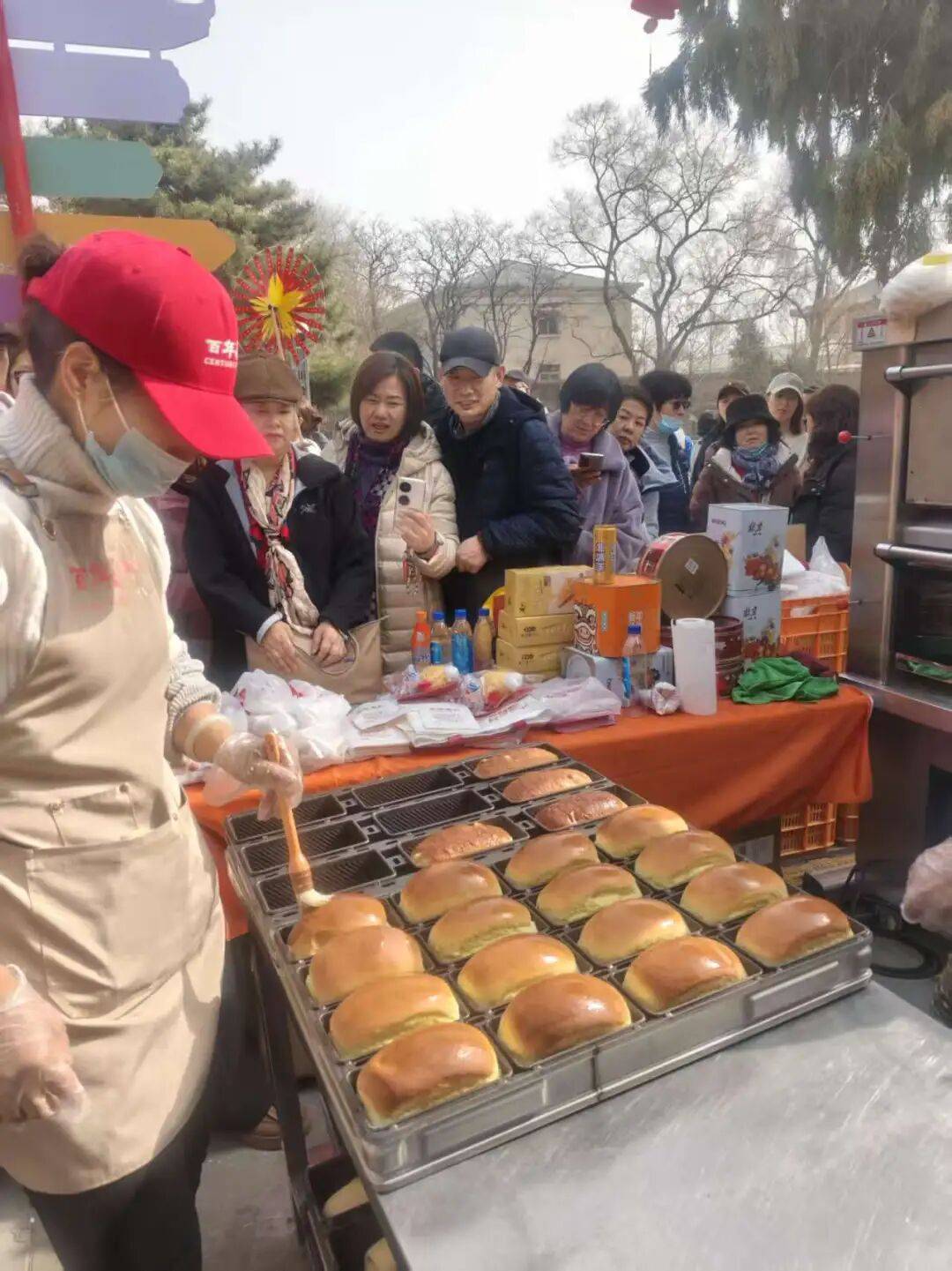 新！2026 新春庙会老味道解锁新年味尊龙AG网站一轻控股丨老字号多场景焕(图7)