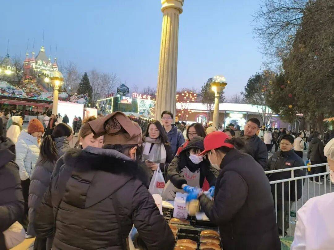 新！2026 新春庙会老味道解锁新年味尊龙AG网站一轻控股丨老字号多场景焕(图9)